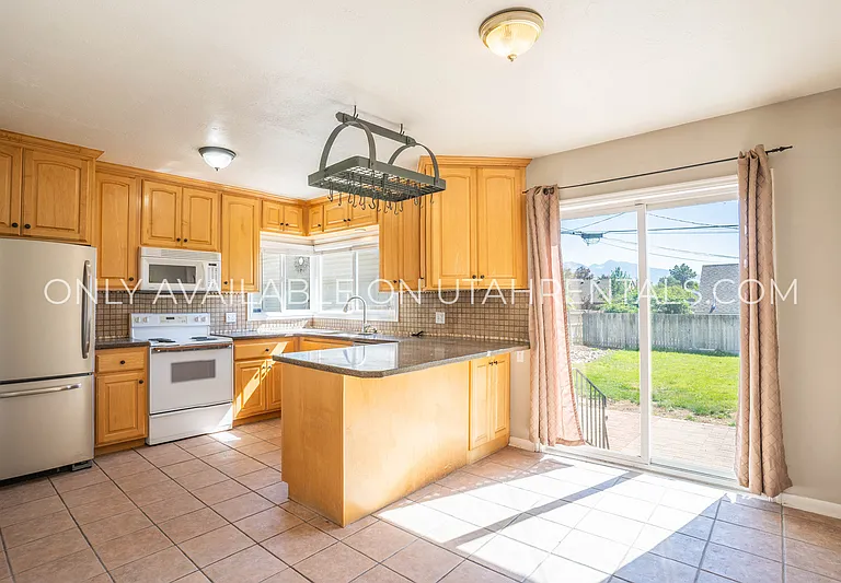 1968 E Blaine Ave — Photo 8