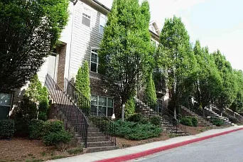 4 bed, 2500 sqft, $4,000 — Photo 2