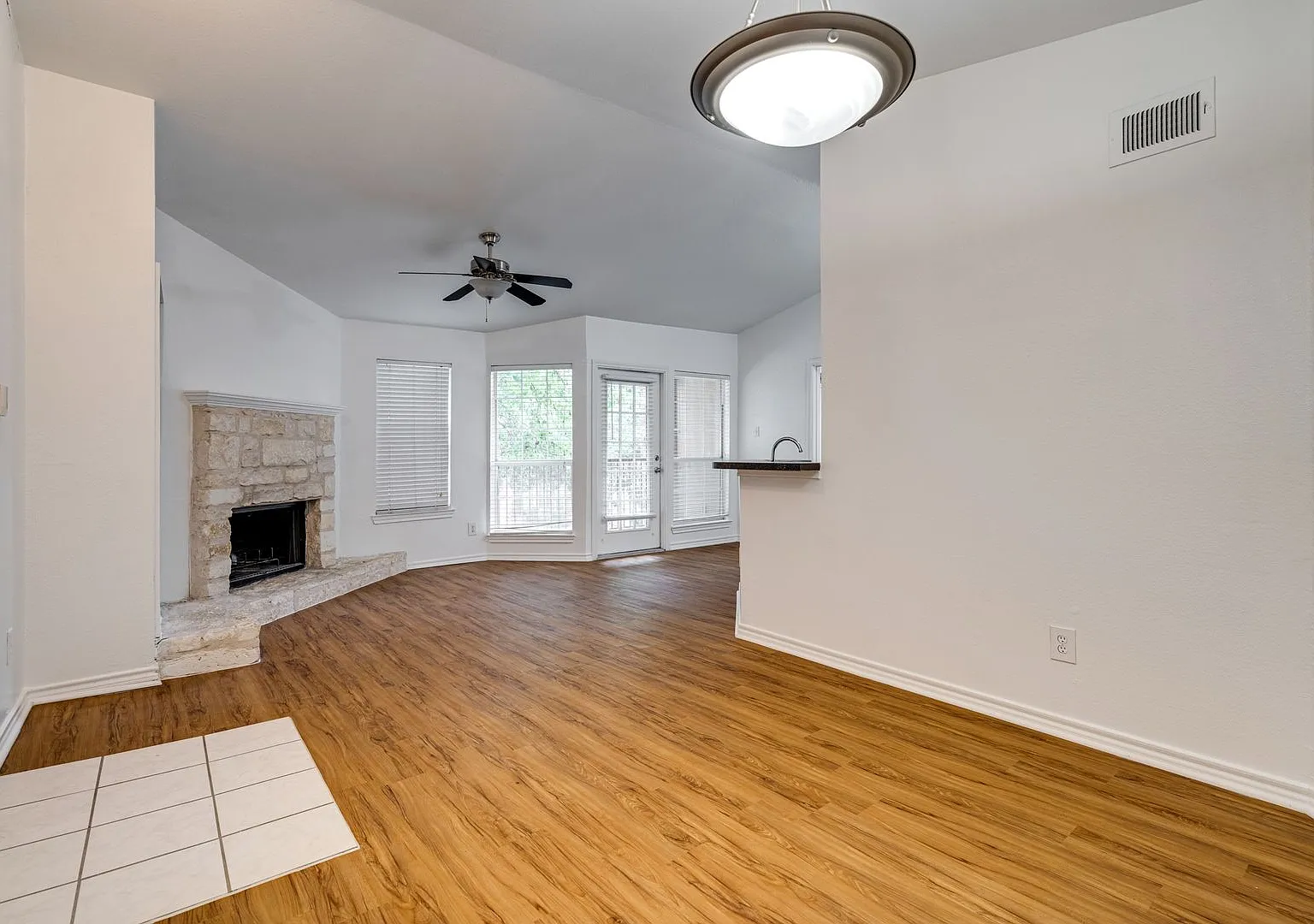 Spacious 1BR / 1BA with private garage — Photo 3