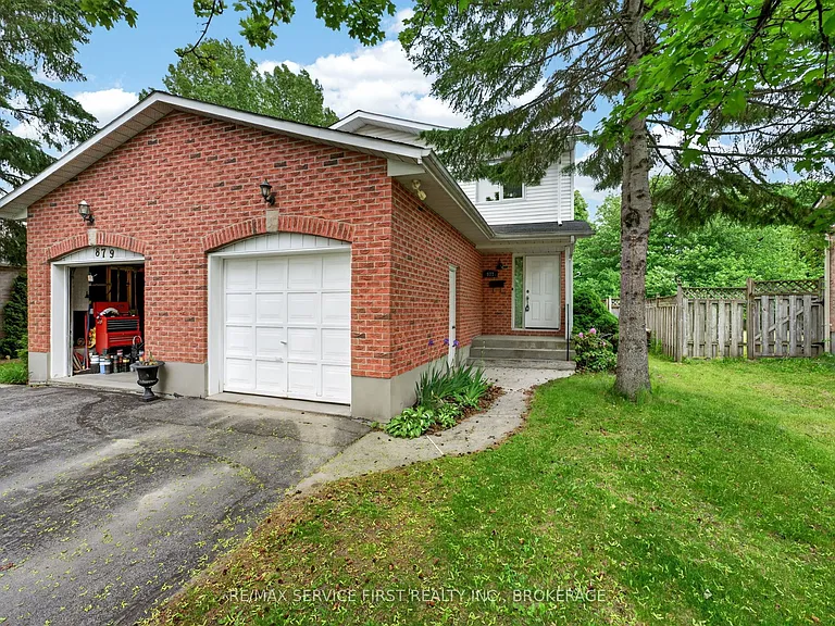 877 Muirfield Cres — Photo 2