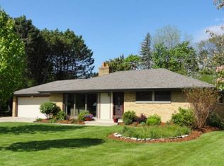 8829 N Seneca Rd, Bayside, WI 53217
