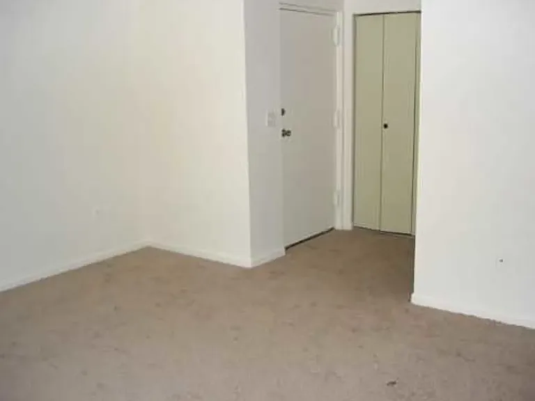 Ebonhurst Apartments — Photo 11