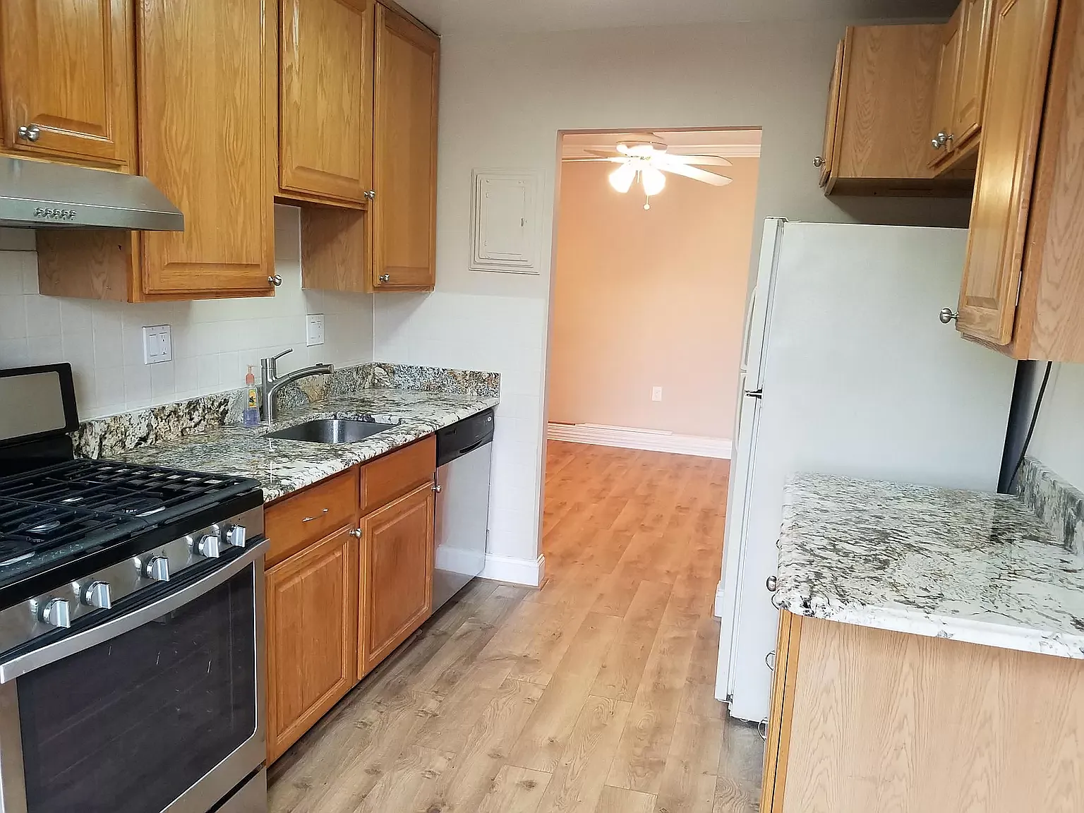 3 bed, 1345 sqft, $2,500 — Photo 2