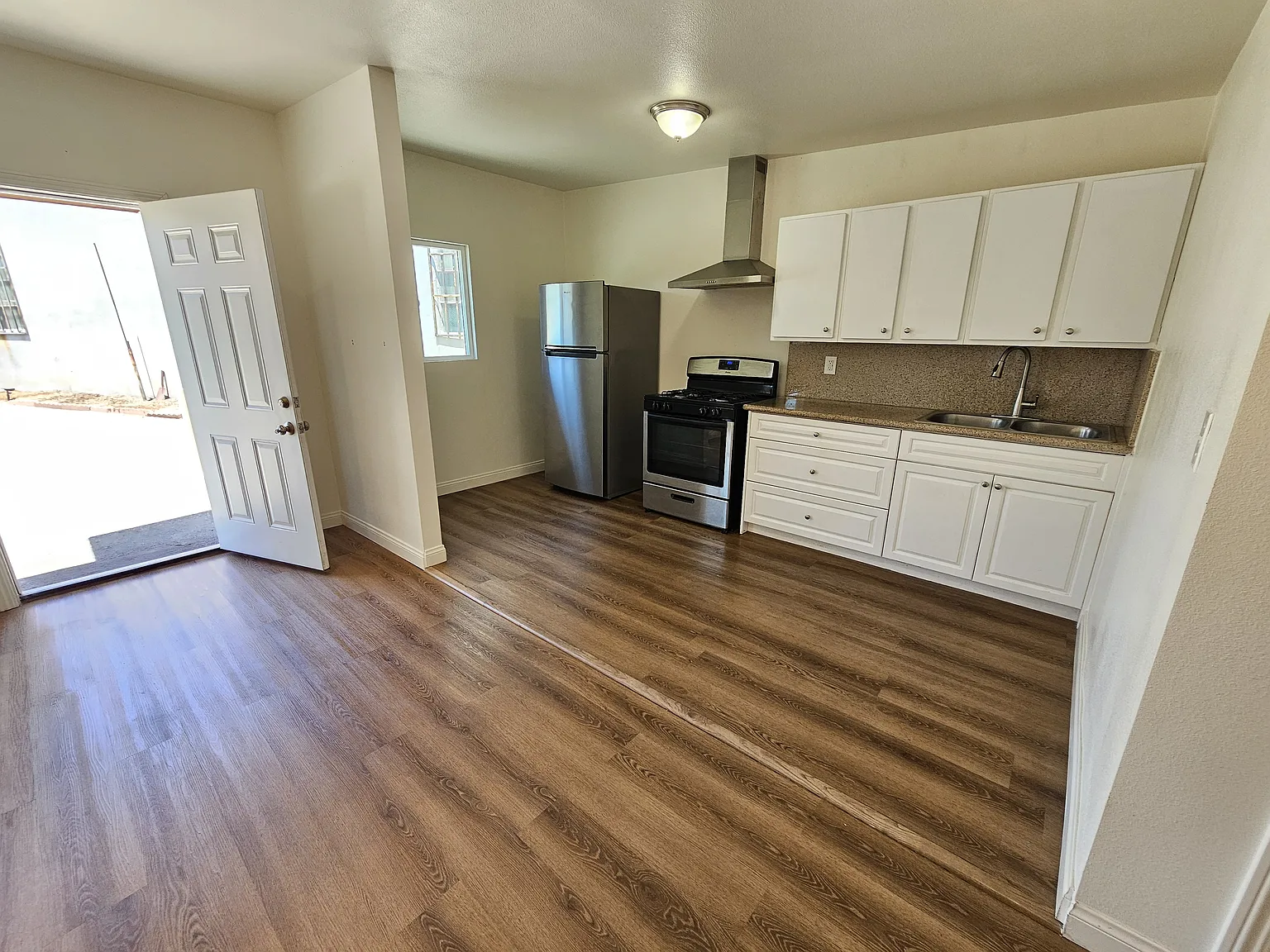 1 bed, 700 sqft, $1,900 — Photo 3