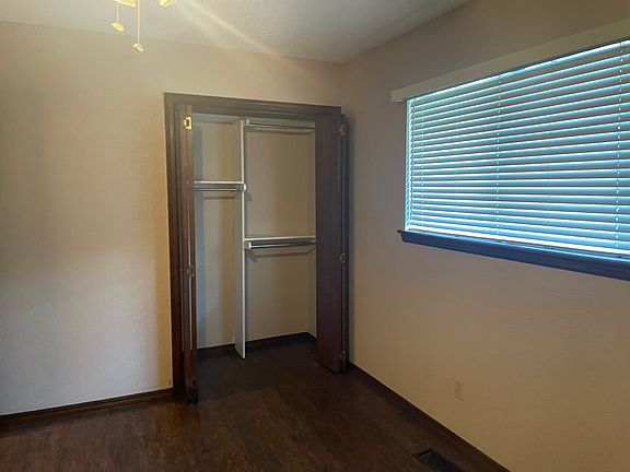 5th image of 410 Greenwood Dr