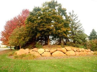 20 Tipperary Trl, Fenton, MI 48430