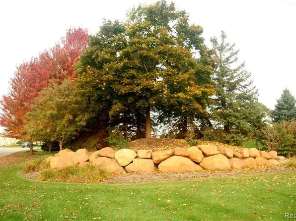 20 Tipperary Trl, Fenton, MI 48430