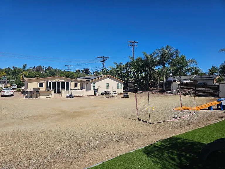 608 Las Flores Dr — Photo 6