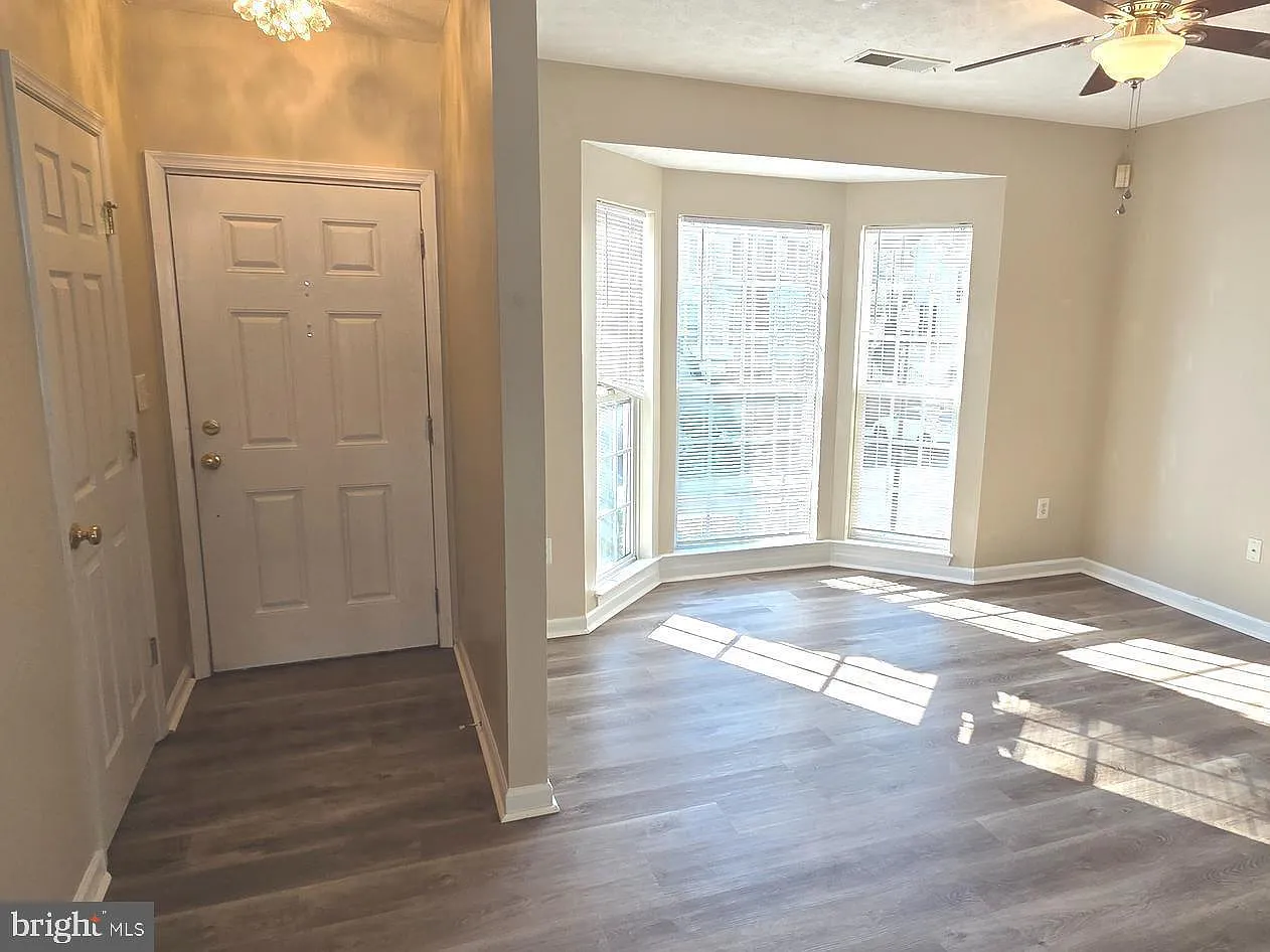 3 bed, 2.5 bath, 1372 sqft, $2,200 — Photo 2