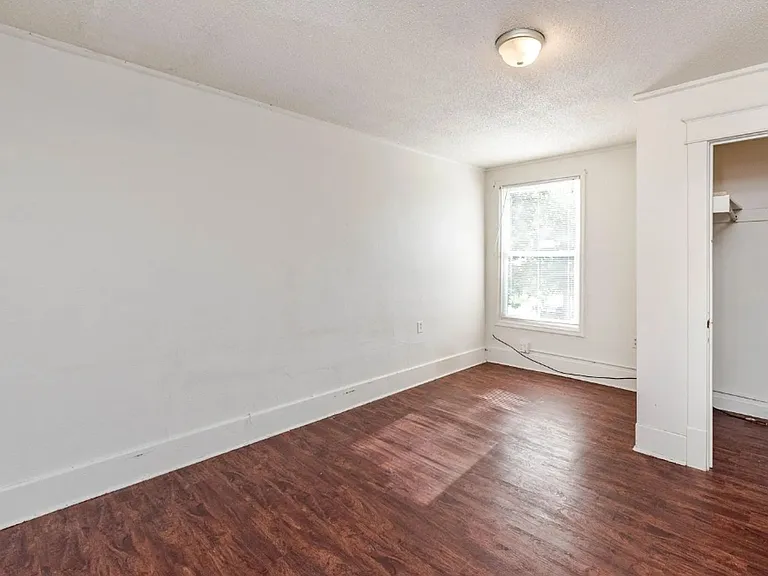 213 Waugh St — Photo 12