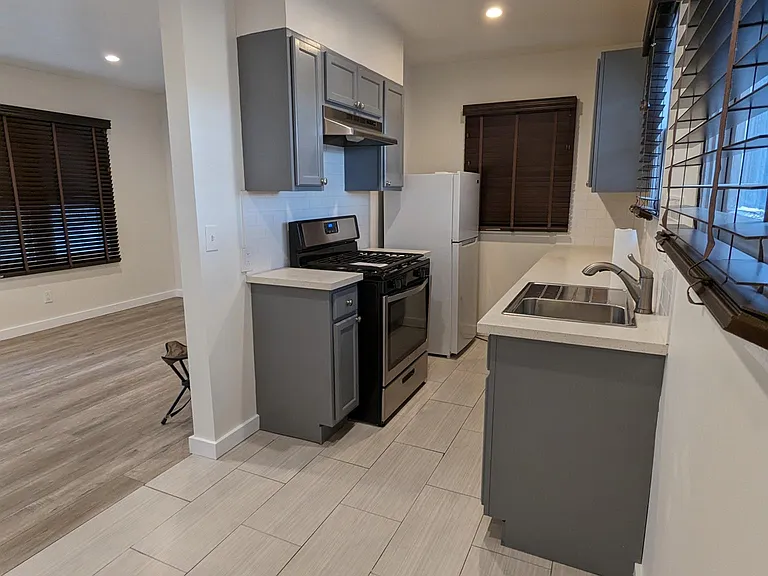 2421 Johnston St — Photo 14