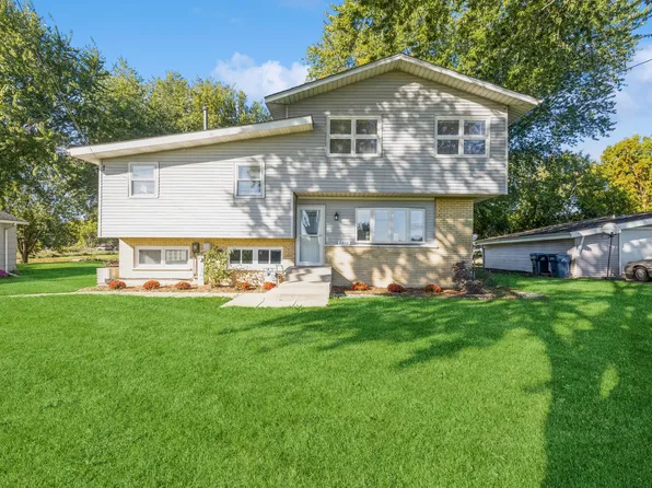 2811 Lake Dr, Holiday Hills, IL 60051