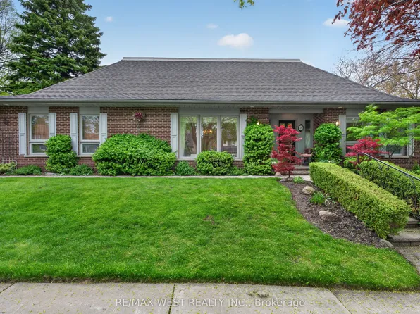 16 Caravan Dr, Toronto, ON M3B 1N2