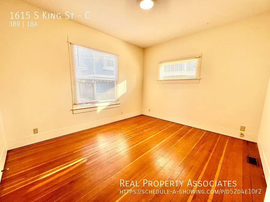 Large Sunlit 3 Bedroom Mother-In Law with Beautiful Hardwood Floors! Central District! — Photo 3