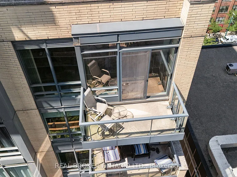 438 King St W #1404 — Photo 19