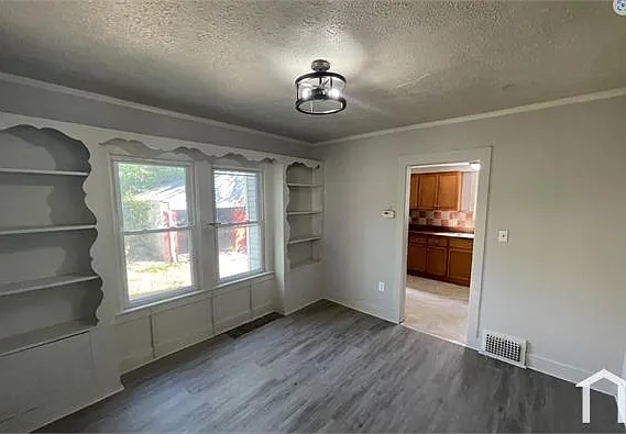 3 bed, 1056 sqft, $1,570 — Photo 2