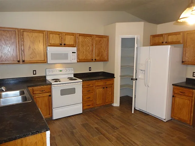 3 bed, 2.0 bath, 1716 sqft, $2,295 — Photo 3
