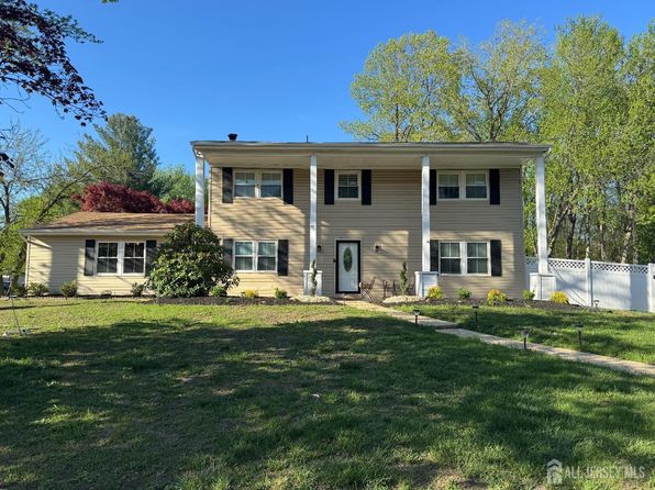 40 Sandburg Dr, Morganville, NJ 07751