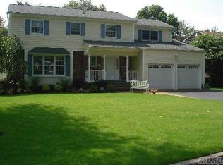 104 Ayers Rd, Locust Valley, NY 11560