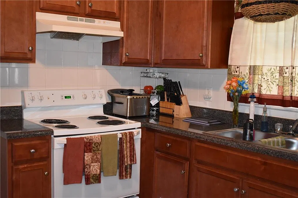 3 bed, 2.0 bath, 1200 sqft, $1,900 — Photo 2