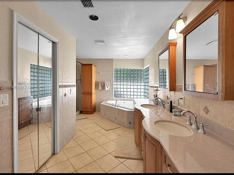 5200 NW 67th Ave — Photo 11