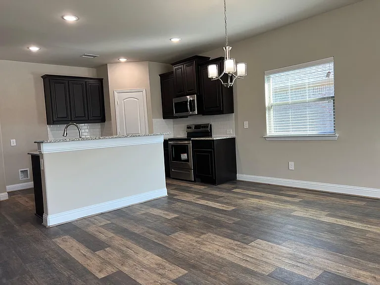 639 Comal Dr — Photo 5