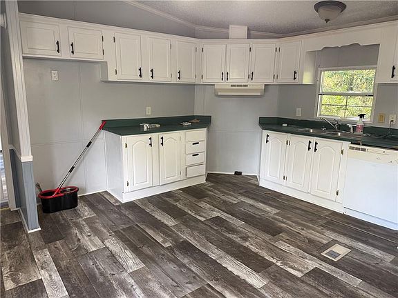3rd image of 8435 Brandon Dr