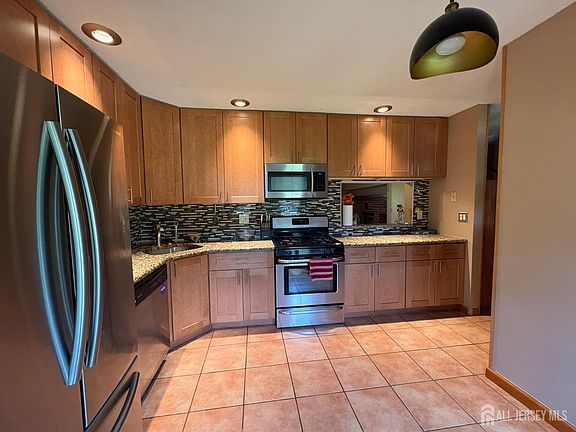 4th image of 286 Bromley Pl