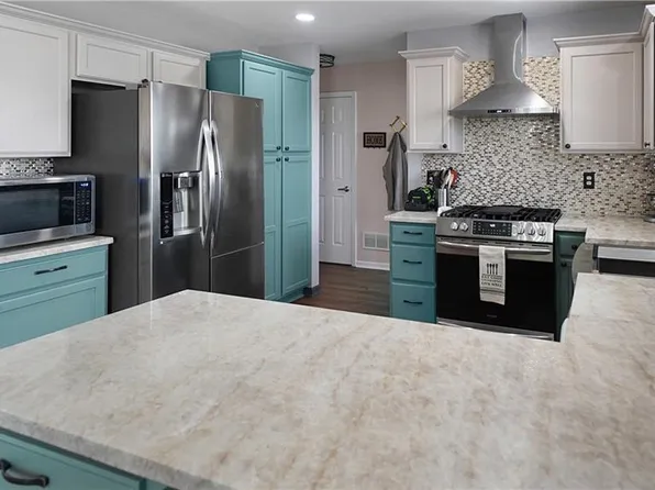 9220 NE Pawpaw Dr, Kansas City, MO 64157