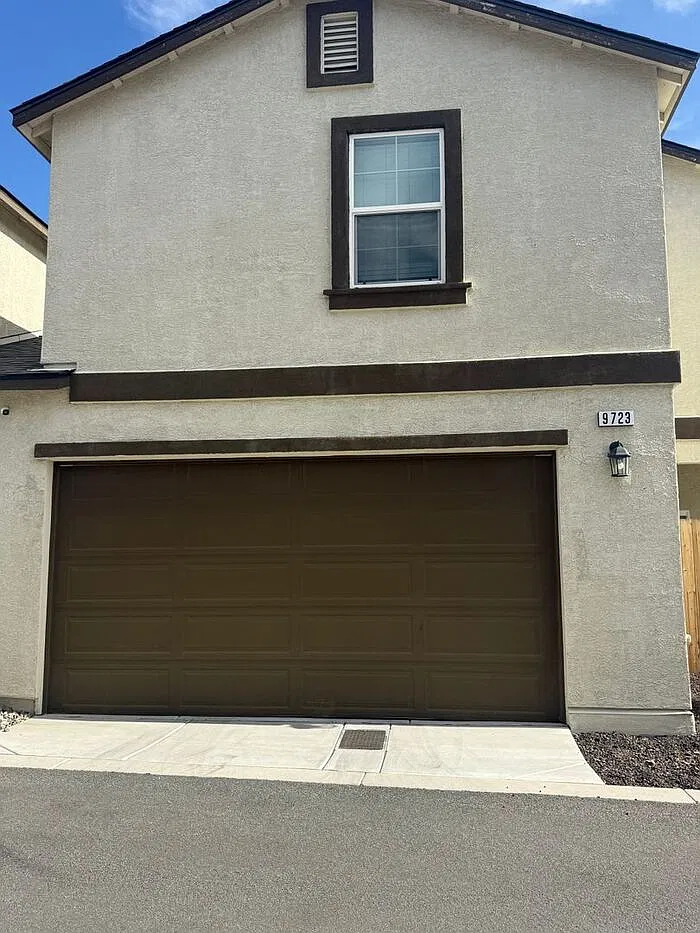 3 bed, 2.5 bath, 1797 sqft, $2,450 — Photo 2