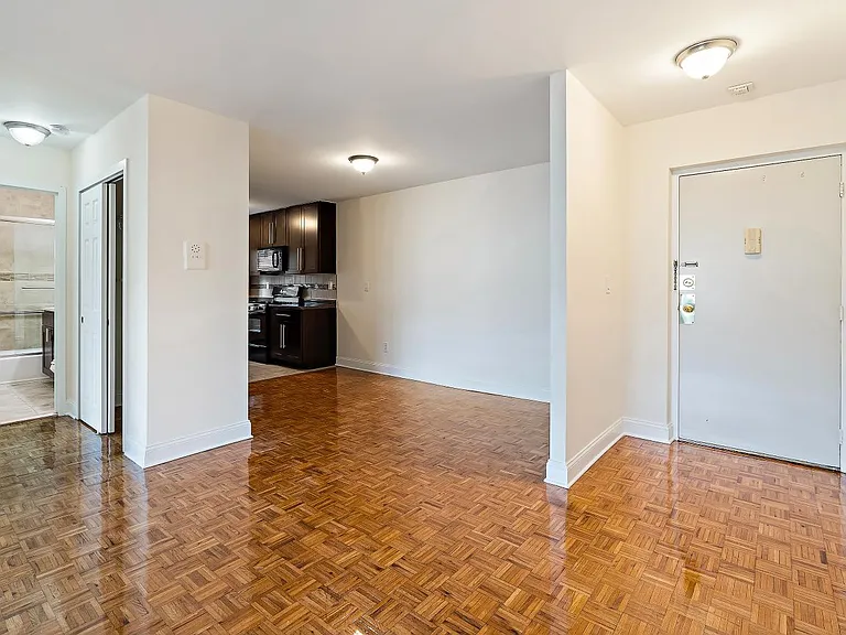 Imperial Apartments — Photo 6