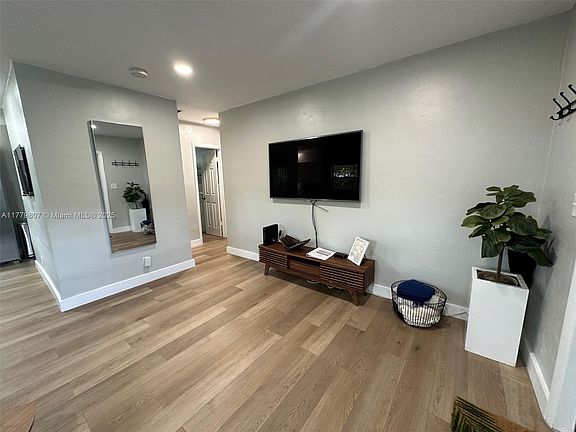 3rd image of 1712 SW 20th St