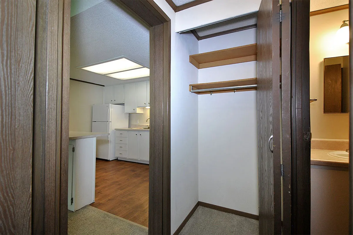 Surrey Park Apartments — Photo 3