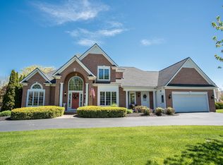 17 Sunleaf Dr, Penfield, NY 14526