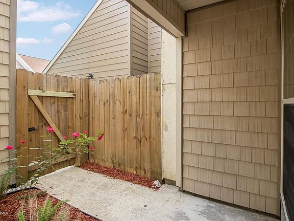 3rd image of 206 Long Plantation Blvd APT F
