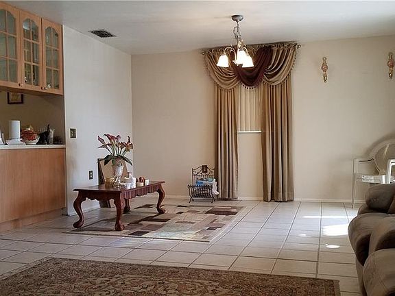 4th image of 812 Papaya Dr