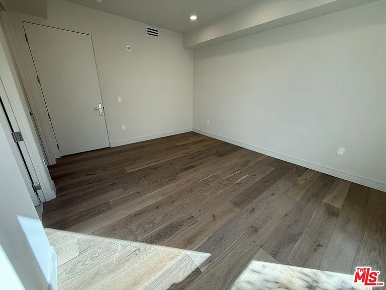 505 S Barrington Ave #106 — Photo 22