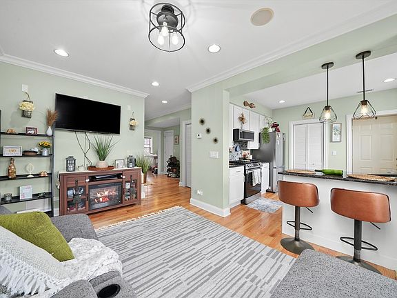 4th image of 2709 W Glenlake Ave #3
