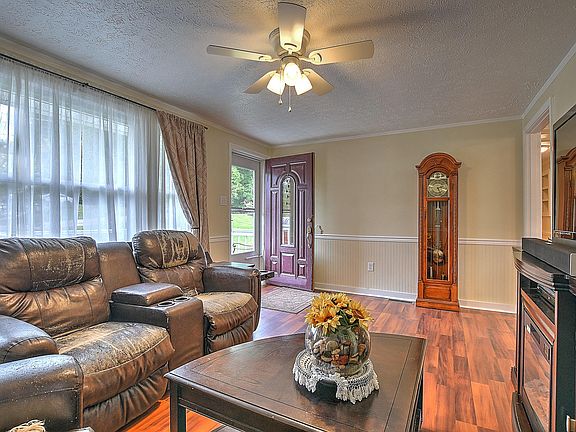 5th image of 390 Dotson Ln