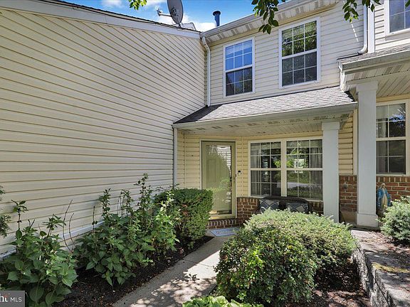 2nd image of 132 Hickory Ln