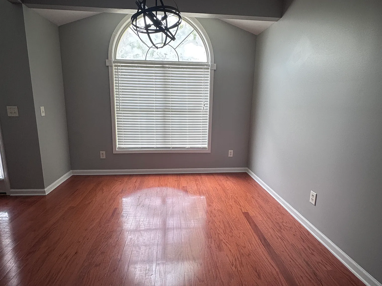 3 bed, 2.5 bath, 2002 sqft, $2,400 — Photo 2