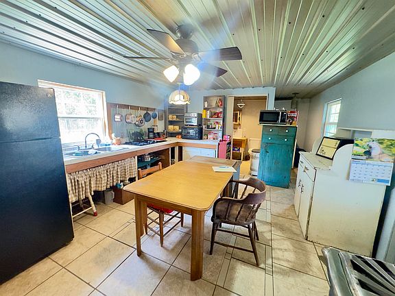 5th image of 300 Parker Ln