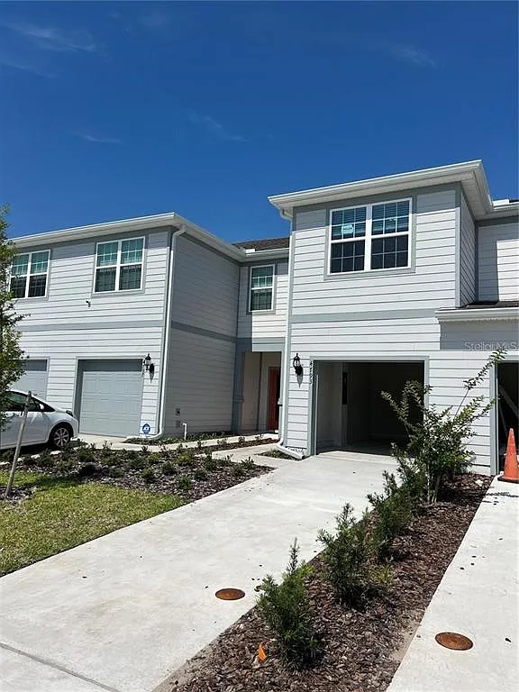 3 bed, 2.5 bath, 1699 sqft, $2,150 — Photo 2