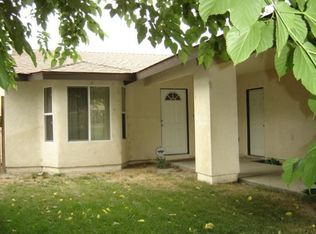 1020 W Latham Ave, Hemet, CA 92543