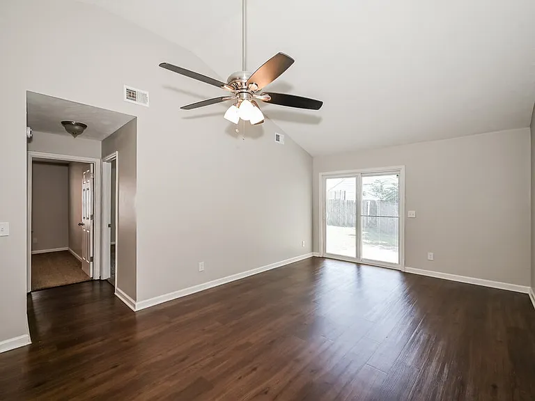 603 Freedom Ct — Photo 5