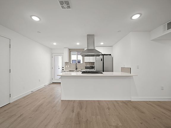 4th image of 171 S Hoover St #169