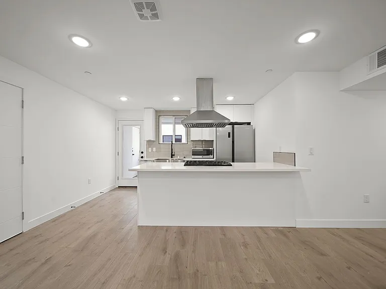 Luxury 2 and 3 Bed Townhomes with Covered Parking! — Photo 10