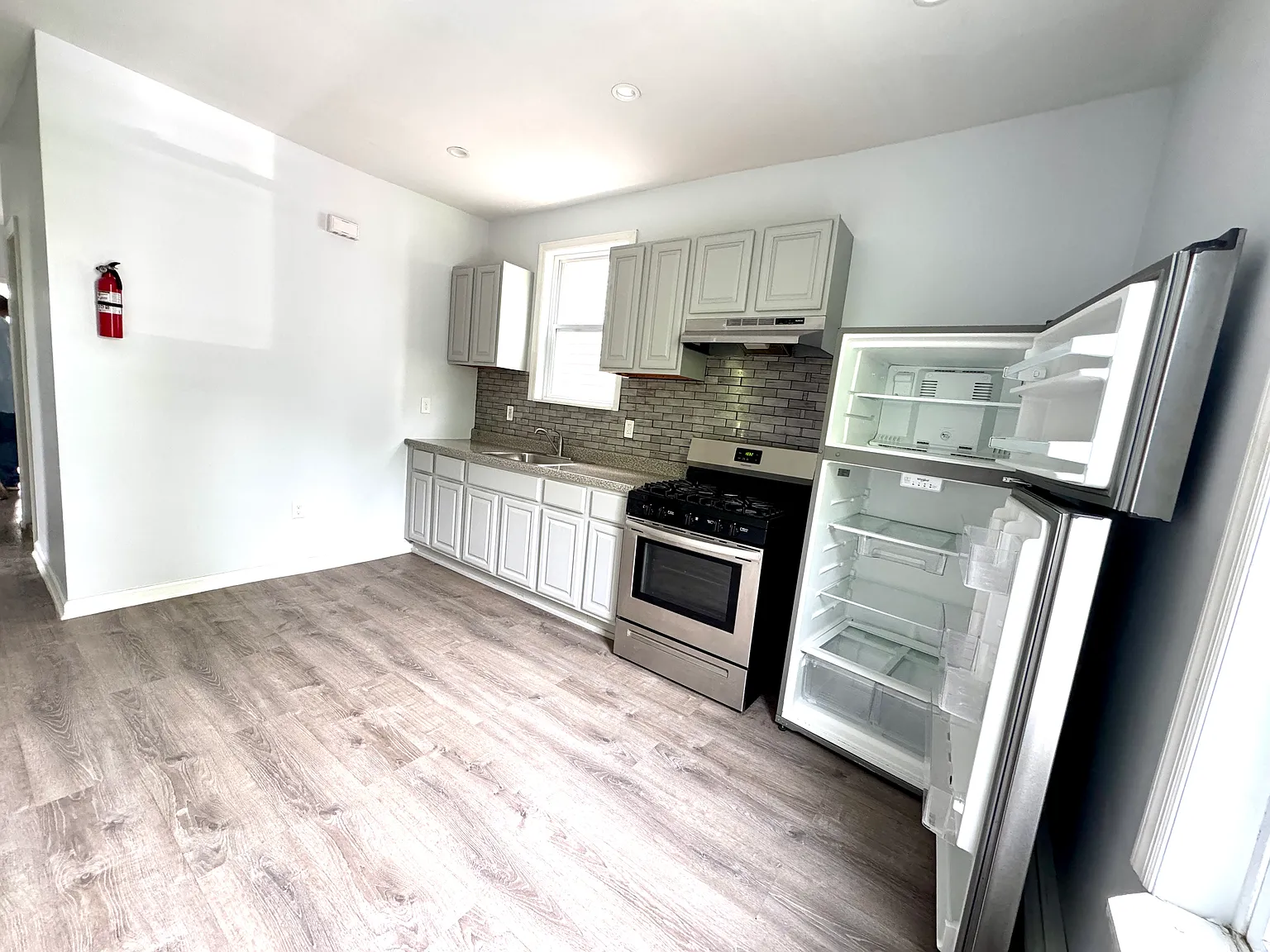 3 bed, 1000 sqft, $2,250 — Photo 3