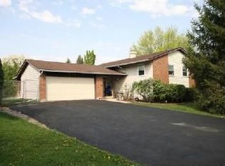 525 Hampshire Ln, Bolingbrook, IL 60440