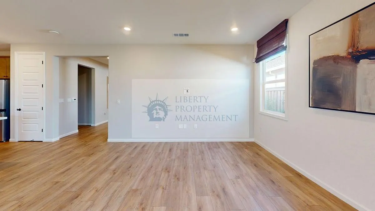 3 bed, 1926 sqft, $2,795 — Photo 2